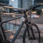 découvrez comment la fonction airtag utilise le réseau iphone pour localiser facilement les vélos volés et renforcer leur sécurité.