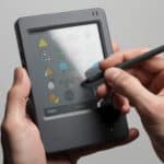 découvrez pourquoi le pda avec écran tactile résistif exigeait l'utilisation d'un stylet rigide pour une interaction précise et optimale.