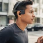 découvrez le casque à conduction osseuse, qui vous permet d'écouter votre musique tout en restant vigilant à votre environnement pour plus de sécurité au quotidien.