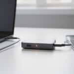 découvrez le chargeur gan 140w capable d'alimenter simultanément un laptop et un téléphone, alliant puissance et efficacité pour tous vos appareils.