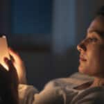découvrez comment le mode lecture android aide à réduire la fatigue oculaire lors de la lecture nocturne en ajustant la luminosité et les couleurs de votre écran pour un confort optimal.
