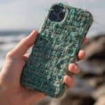 découvrez le smartphone éco-responsable avec coque fabriquée à partir de filets de pêche usagés, alliant innovation et protection de l'environnement.