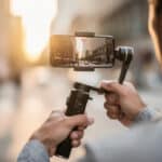 découvrez comment un stabilisateur de smartphone vous permet de capturer des vidéos fluides et professionnelles facilement, pour des prises de vue dignes des experts.