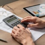 découvrez comment calculer l’impôt sur une assurance vie en cas de rachat partiel et l'impact du prélèvement forfaitaire unique (pfu) sur vos gains.