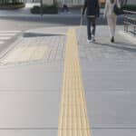 découvrez comment utiliser la bande de guidage et le contraste visuel pour assurer une continuité optimale du cheminement et faciliter l'orientation.