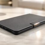 protégez votre tablette samsung des rayures du quotidien grâce au rabat magnétique sécurisé de cet étui robuste et élégant.