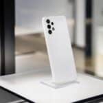 découvrez le samsung galaxy a13 blanc mis en valeur par une finition immaculée sur la vitrine du magasin, alliant élégance et modernité pour attirer tous les regards.