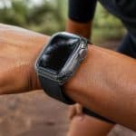 protégez votre apple watch se 44mm des rayures pendant vos activités sportives grâce à ce bumper spécialement conçu pour amortir les chocs et garantir la durabilité de votre montre.