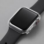 découvrez comment le fabricant protège le verre ion-x en moulant une coque spécialement conçue pour l'apple watch se, alliant robustesse et design pour une protection optimale.