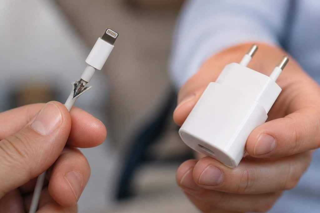 découvrez pourquoi un client exige un chargeur apple officiel pour iphone afin d'éviter les problèmes liés aux câbles lightning défectueux et garantir une charge fiable et sécurisée.