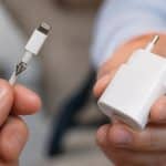 découvrez pourquoi un client exige un chargeur apple officiel pour iphone afin d'éviter les problèmes liés aux câbles lightning défectueux et garantir une charge fiable et sécurisée.