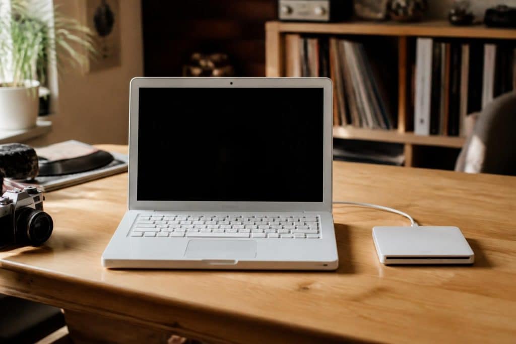 découvrez comment utiliser un lecteur externe superdrive pour connecter un lecteur dvd à votre apple et revivre la nostalgie des médias physiques en toute simplicité.