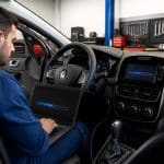 découvrez comment un garagiste utilise une mise à jour du firmware renault pour installer apple carplay sur une clio 4 équipée du système medianav.